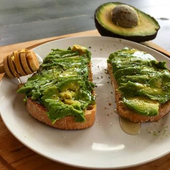 Tostadas con aguacate sanas. Pan de espelta 100%