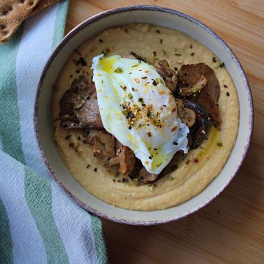 Hummus, setas salteadas y huevo poché