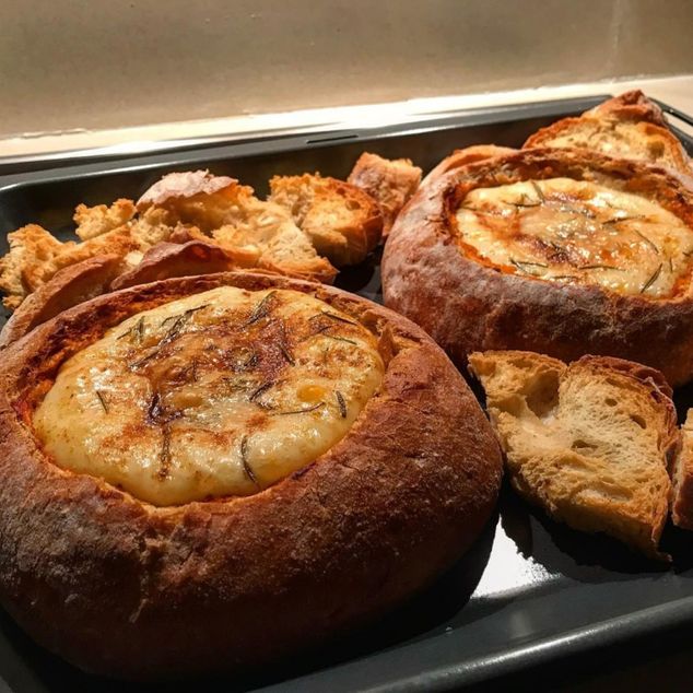 Volcán de provolone en pan