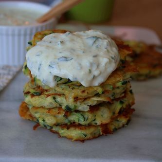 Tortitas de calabacón con salsa de yogur