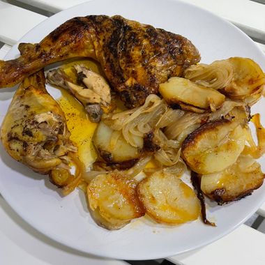 Muslos de pollo al horno con verduras y patatas