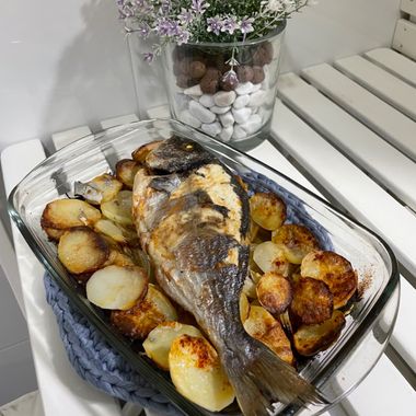 Dorada al horno con patatas y cebolla