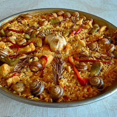 Paella de arroz con conejo y caracoles