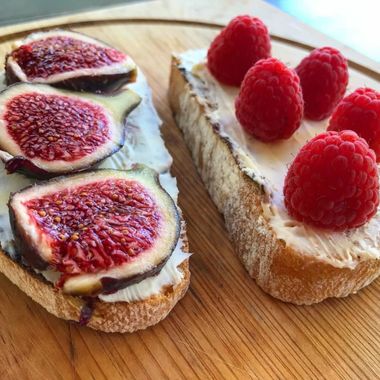 Tostadas con higos, frambuesas y mascarpone