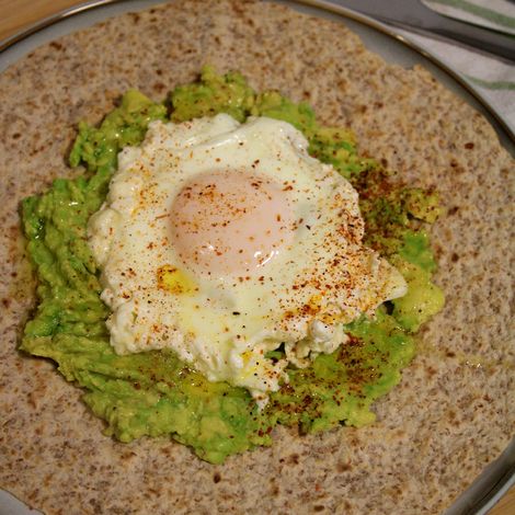 Tortita con queso feta, aguacate y huevo