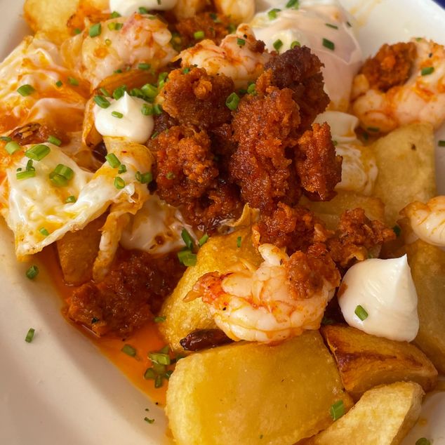 Patatas, huevo, gambas, sobrasada y alioli