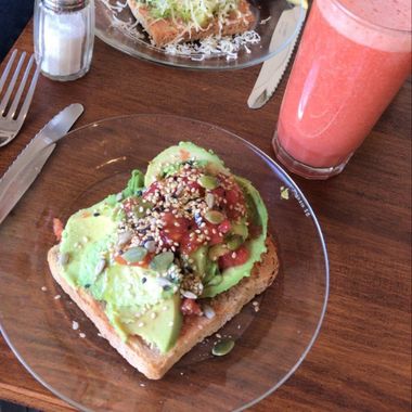 Tostada de aguacate, tomate y mezcla de semillas 